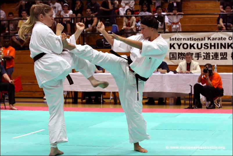 Kumite women<br>chudan-yoko-geri