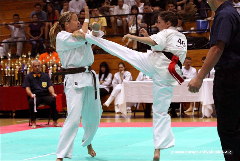 Kumite women<br>jodan-mawashi-geri