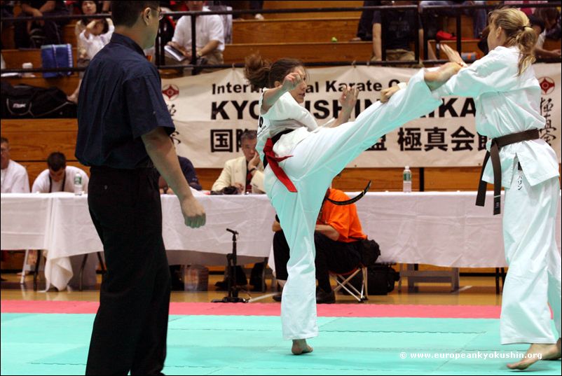 Kumite women<br>jodan-mawashi-geri