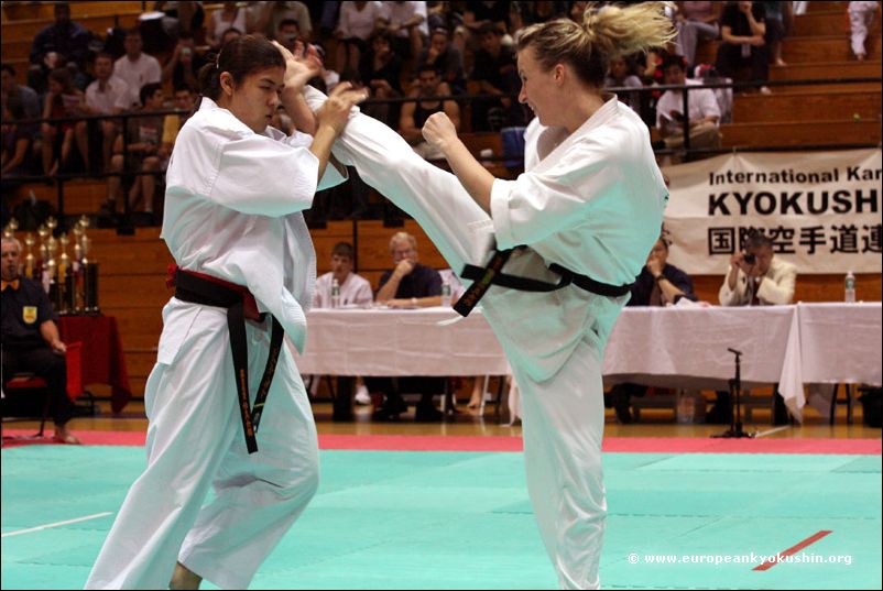 Kumite women<br>jodan-mawashi-geri