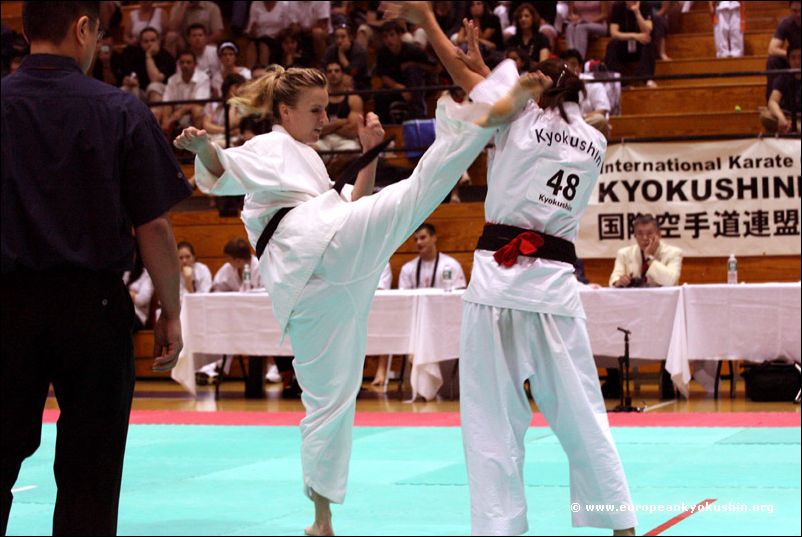 Kumite women<br>jodan-mawashi-geri