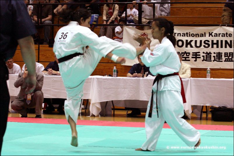 Kumite women<br>chudan-mae-geri