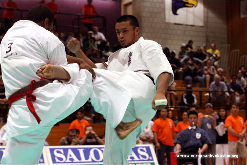 Andrews Nakahara (Brazil)<br>chudan-mawashi-geri